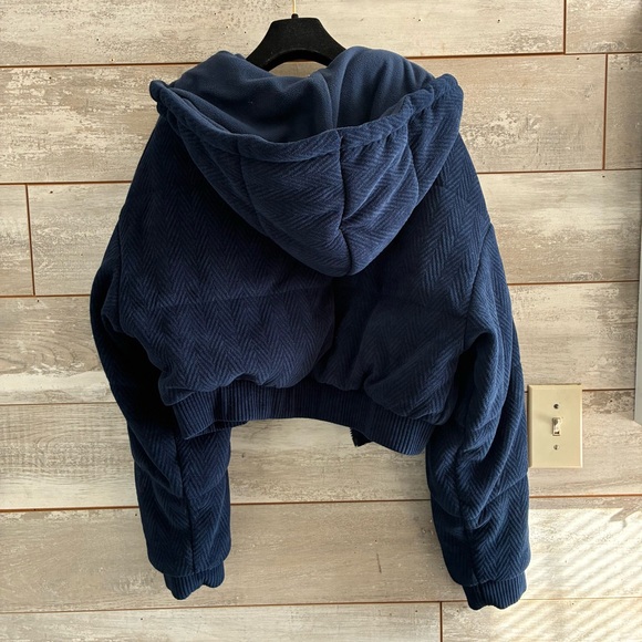 Alo Yoga Cropped Cozy Day Full Zip Jacket - Picture 13 of 17